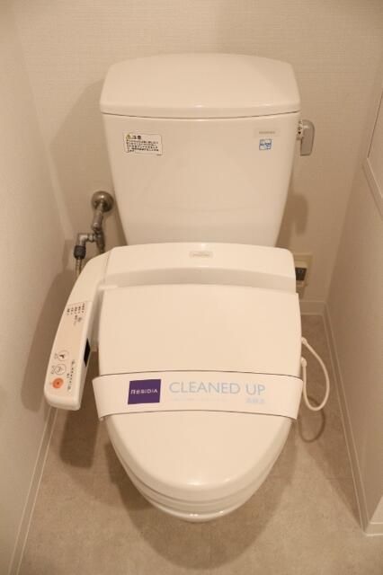 トイレ　落ち着いた色調のトイレです