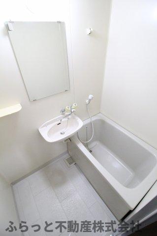 バス・シャワールーム　コンパクトで使いやすいお風呂です