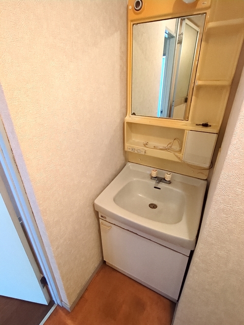 洗面設備　※リフォーム前の写真になります。
