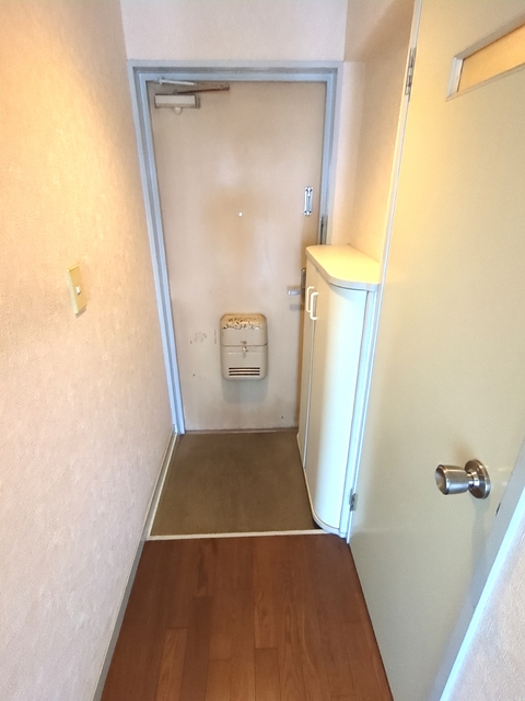 玄関　※リフォーム前の写真になります。