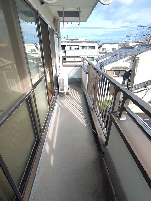 バルコニー　※リフォーム前の写真になります。
