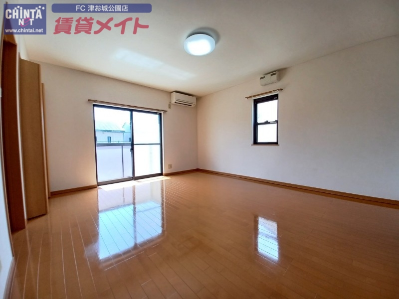 居室・リビング　同物件別部屋写真