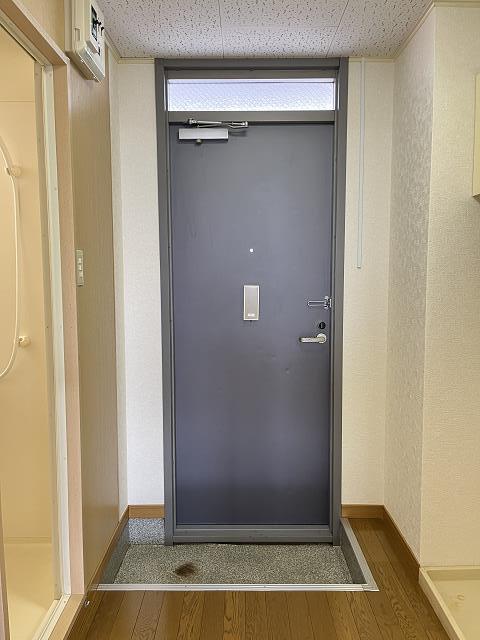 玄関　玄関（写真は305号室）