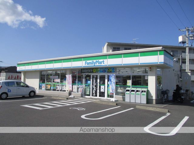 コンビニ　ファミリーマート（コンビニ）まで703m