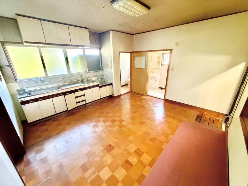 居室・リビング　窓多く明るいLDK、脱衣所も隣接し便利