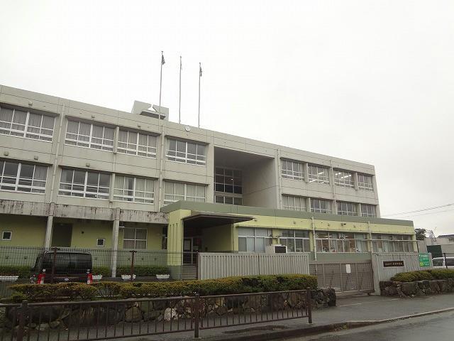 中学校　飛幡中学校（中学校）まで560m