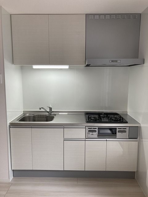 キッチン　３口コンロ付システムキッチン！上下収納が充実しています☆彡