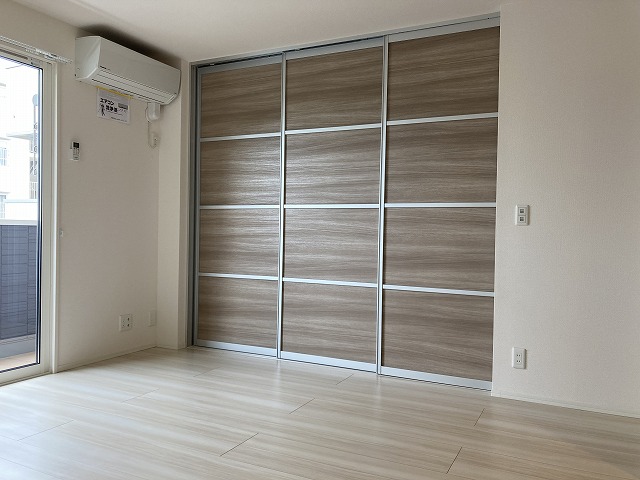 眺望　オシャレな木目の可動式間仕切り！好きな時に仕切れます