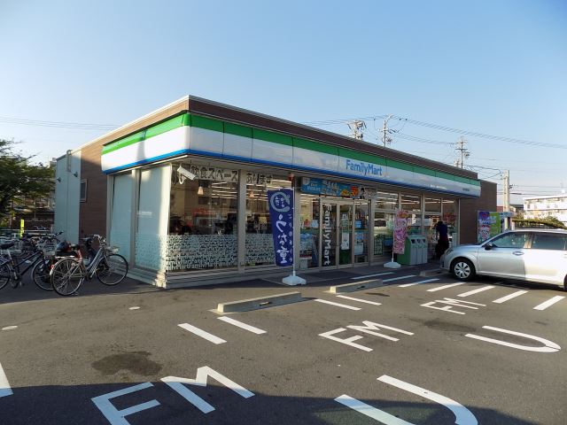 コンビニ　ファミリーマート（コンビニ）まで210m