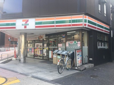 コンビニ　セブンイレブン港区飯倉店（コンビニ）まで343m