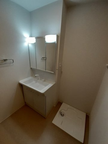 洗面設備　ゆったりとスペースのある洗面所