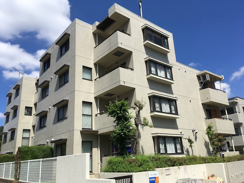 建物外観　写真は102号室のものです。オートロック付き鉄筋マンション♪