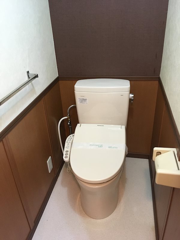 トイレ　温水洗浄便座は付いていません。ご自身で付けることは出来ます♪