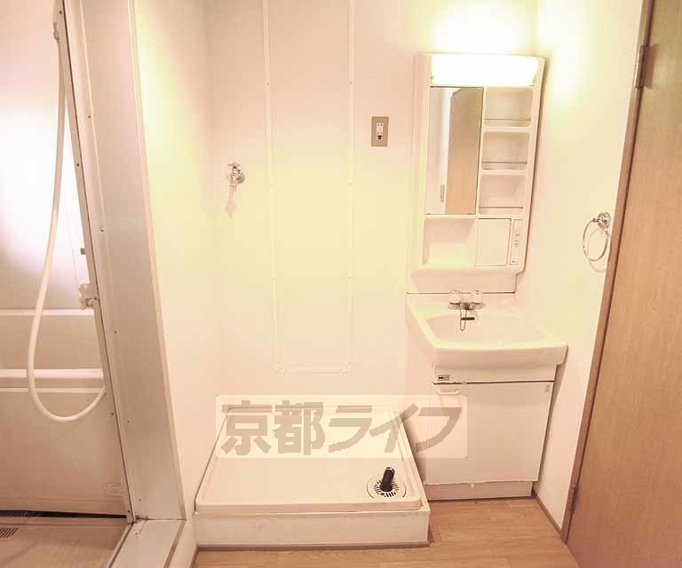 洗面設備　バスルーム横の脱衣洗面所です。