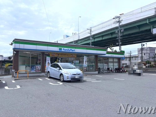 コンビニ　ファミリーマート 岩塚本通五丁目店（コンビニ）まで611m
