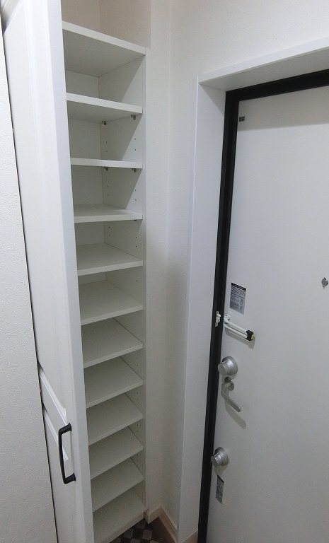玄関　【施工例】シューズボックスは棚の高さが調節可能！ブーツも置け
