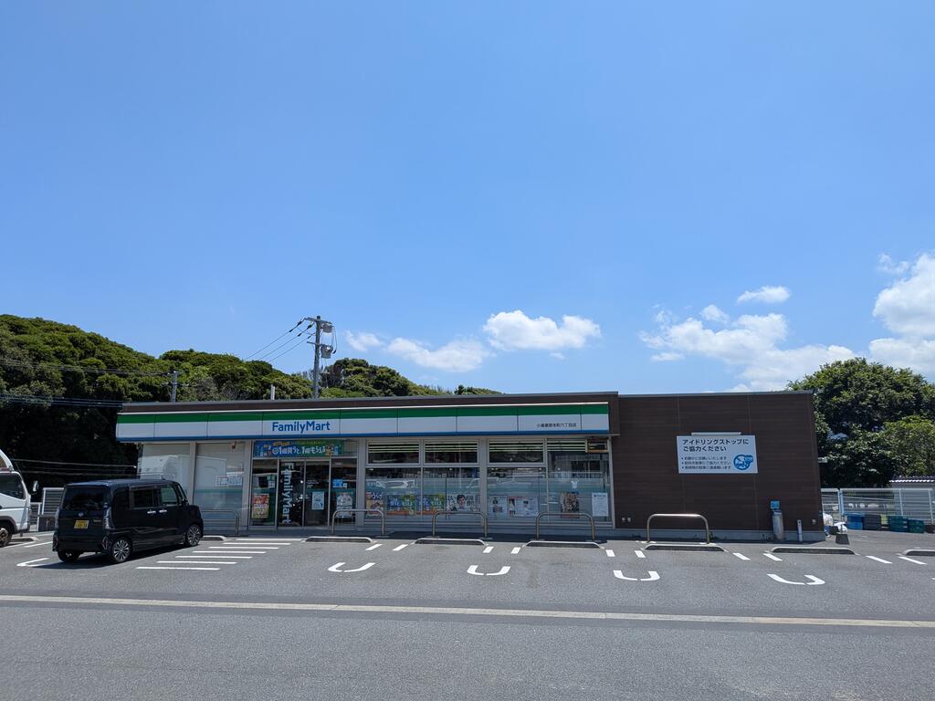 コンビニ　ファミリーマート小倉葛原本町六丁目店（コンビニ）まで226m