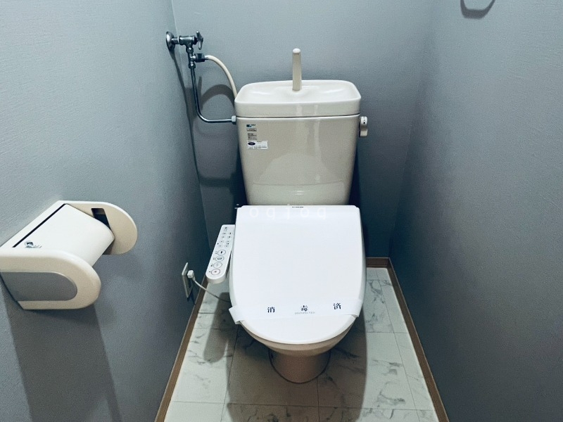 トイレ　嬉しい温水洗浄便座付きのトイレです。
