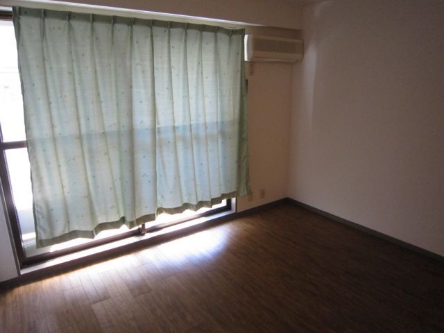 居室・リビング　明るいお部屋ですエアコン付いています！