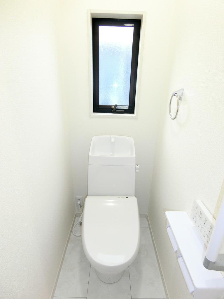 泉佐野市南中樫井戸建のトイレ写真