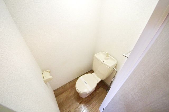 トイレ　同物件別部屋写真