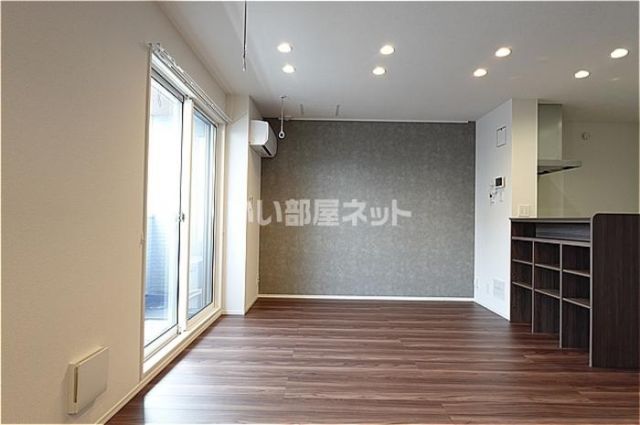 東北新幹線 宇都宮駅 バス乗車時間：19分 最寄りバス停で下車 徒歩1分 3階建 築2年の居間写真