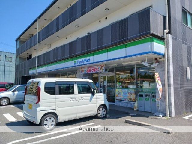 コンビニ　ファミリーマート（コンビニ）まで550m