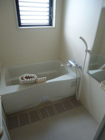 バス・シャワールーム　※写真は同じマンションの違う部屋のものになります。