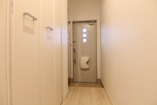 玄関　※別部屋の参考写真の為、原状優先です。