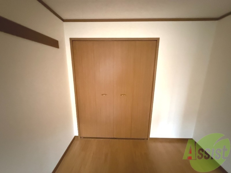 収納　洋室の収納の写真です。高さも幅もございます。