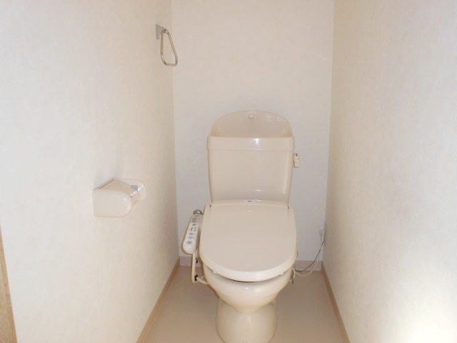 トイレ　温水洗浄便座付きのトイレです♪
