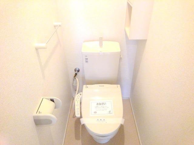 トイレ　落ち着いた色調のトイレです