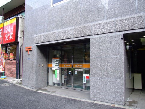 郵便局　新宿明治通郵便局（郵便局）まで622m