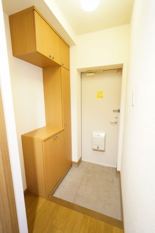 玄関　※同物件・反転タイプの写真です