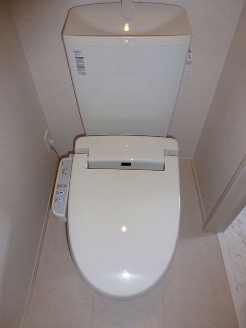 トイレ　冬でも温かく快適です。もちろん洗浄機能もついています。