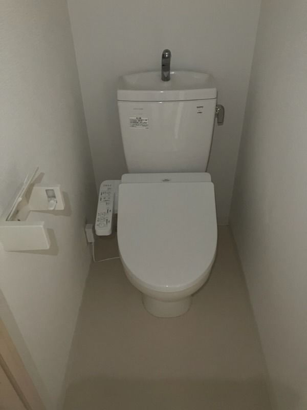 トイレ　落ち着いた色調のトイレです