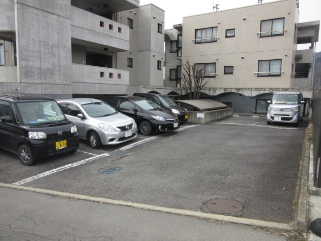 【上田市上田のマンションの駐車場】