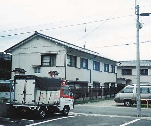 【京都市左京区松ケ崎東町のアパートの建物外観】