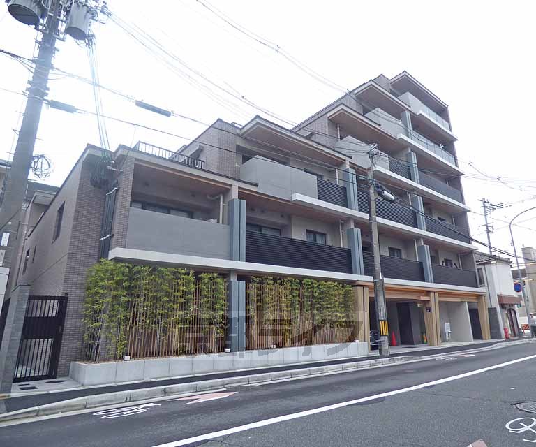 京都市上京区元新在家町のマンションの建物外観
