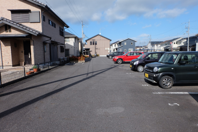 【守山市播磨田町のアパートの駐車場】