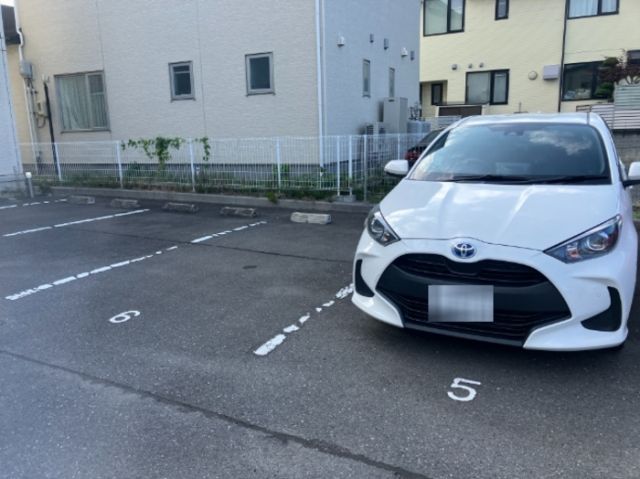 【ブリリアント・コートの駐車場】