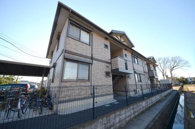 行田市桜町のアパートの建物外観