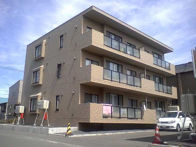 【札幌市北区新琴似七条のマンションの建物外観】