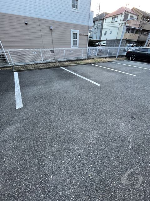 【摂津市新在家のアパートの駐車場】