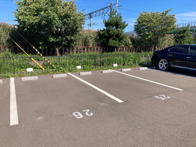 【苫小牧市若草町のマンションの駐車場】