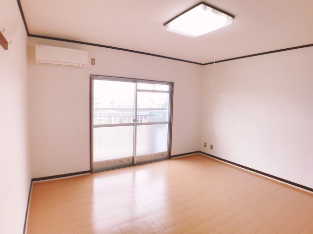 居室・リビング　広々とした洋室8帖