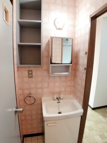 洗面設備　棚付きの使いやすい洗面所