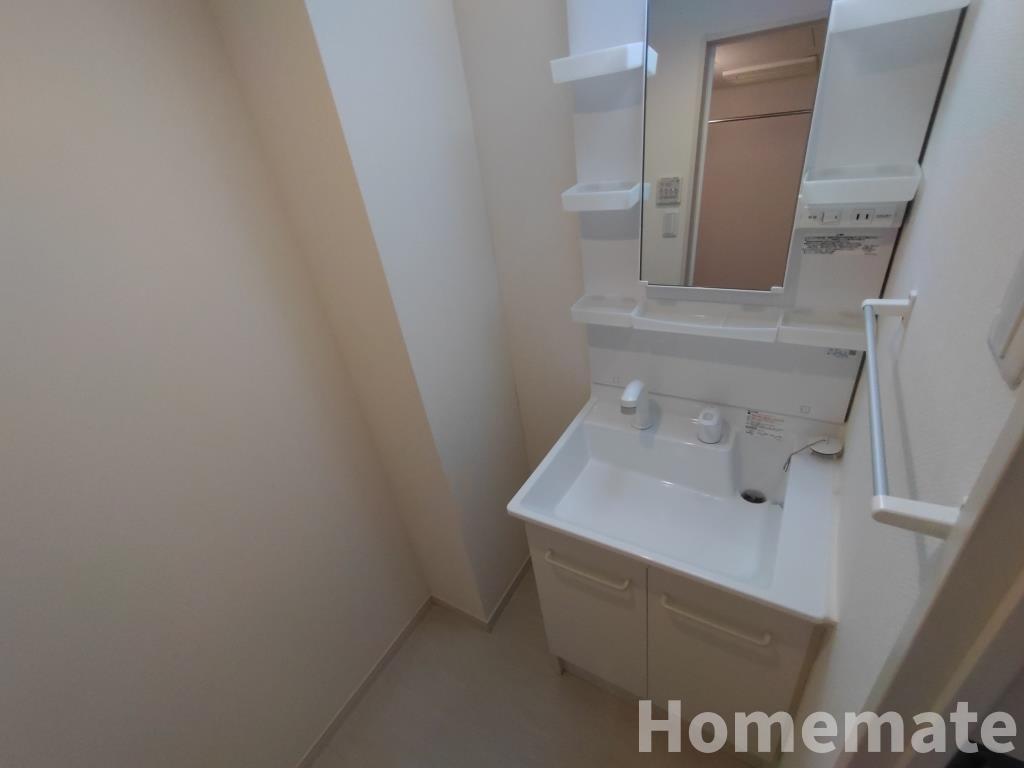 洗面設備　明るい洗面所です