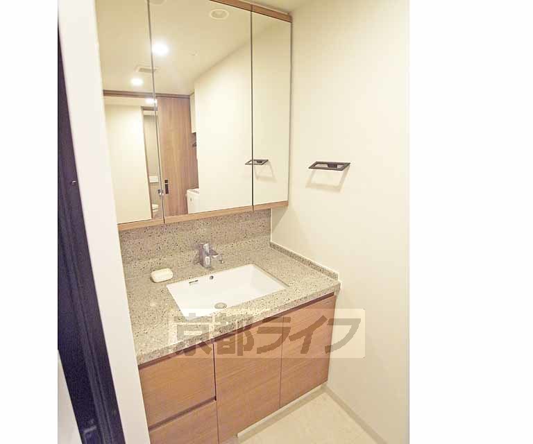 洗面設備　ワイドサイズの独立洗面台です。