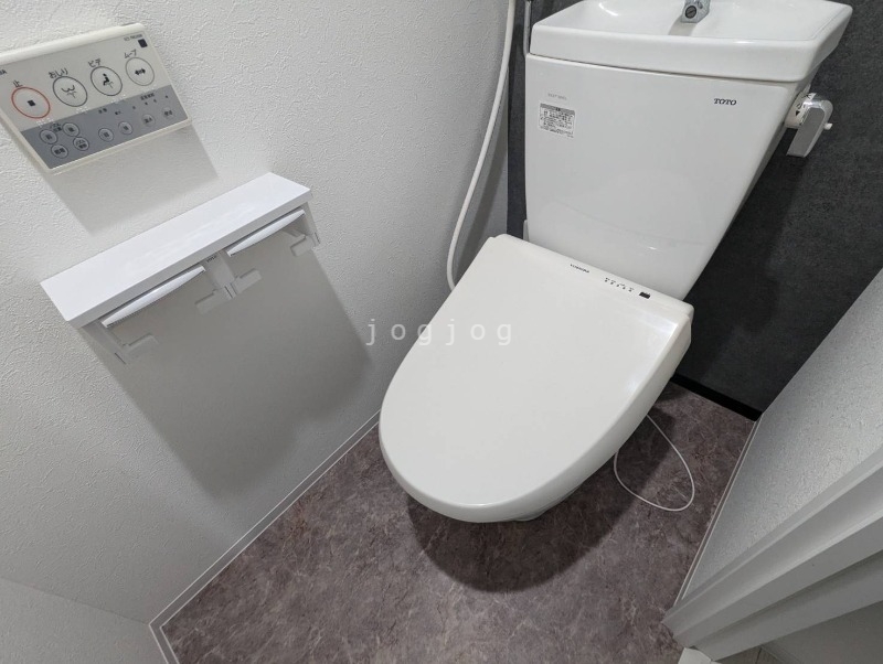 トイレ　嬉しい温水洗浄便座付きのトイレです。